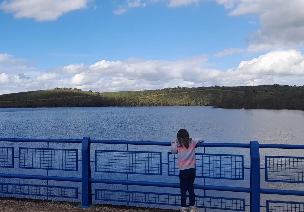 Las lluvias de Semana Santa han llenado el embalse de Villar del Rey.