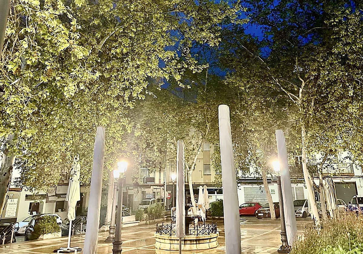 Aspecto de la plaza de Bruselas tras recuperar la iluminación nocturna.