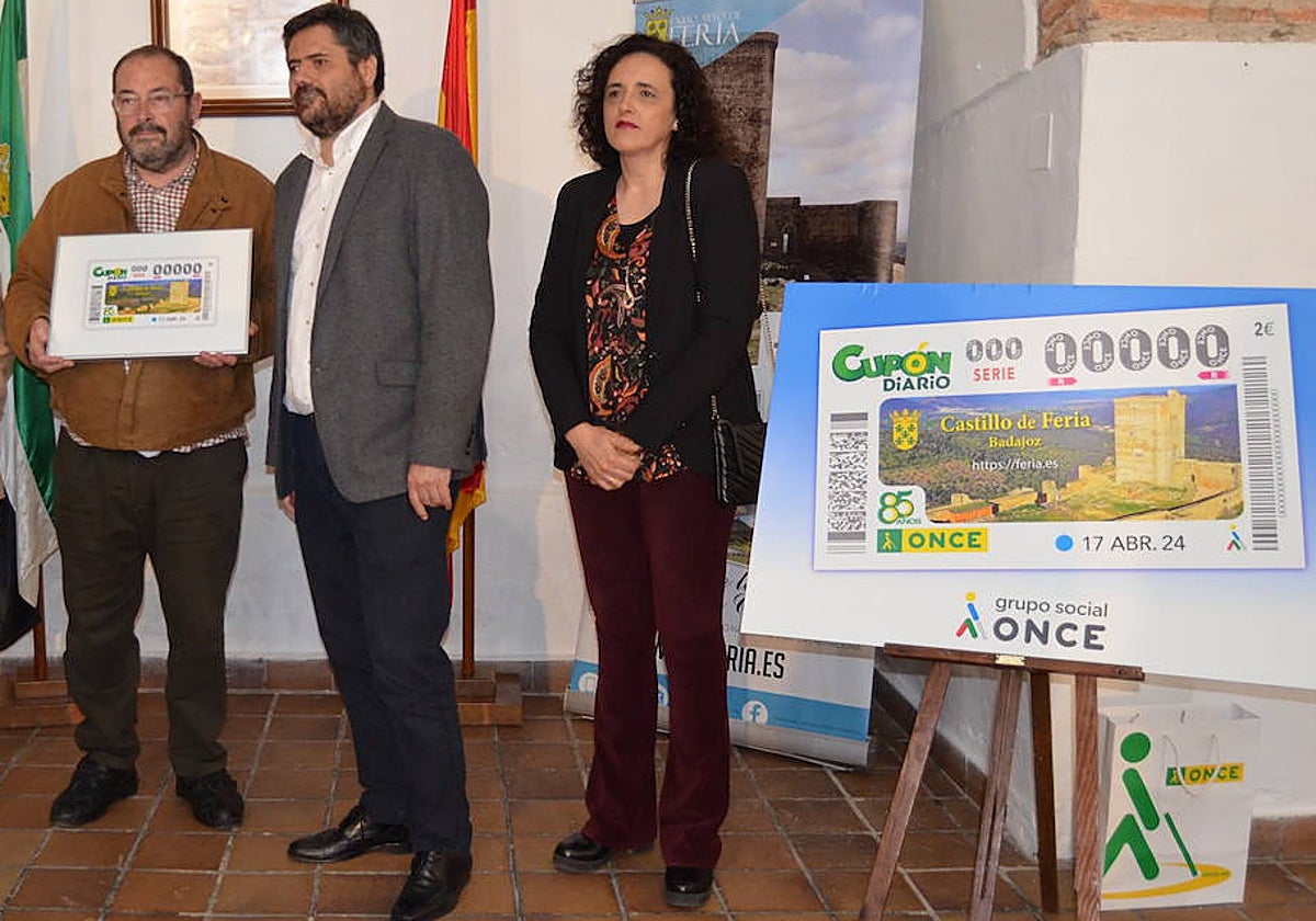 Presentación en Feria esta mañana del cupón que saldrá el próximo miércoles 17. En la imagen, el alcalde, Marcelo Pérez; Fernando Iglesias, delegado de la ONCE en Extremadura y Juana Gebrero, concejala de Turismo.