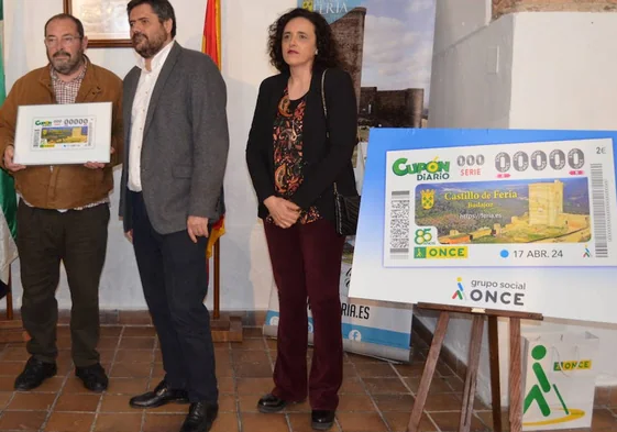 Presentación en Feria esta mañana del cupón que saldrá el próximo miércoles 17. En la imagen, el alcalde, Marcelo Pérez; Fernando Iglesias, delegado de la ONCE en Extremadura y Juana Gebrero, concejala de Turismo.