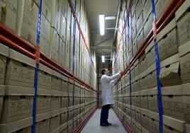 Imagen de archivo de un profesional en el interior de un archivo con miles de expedientes.