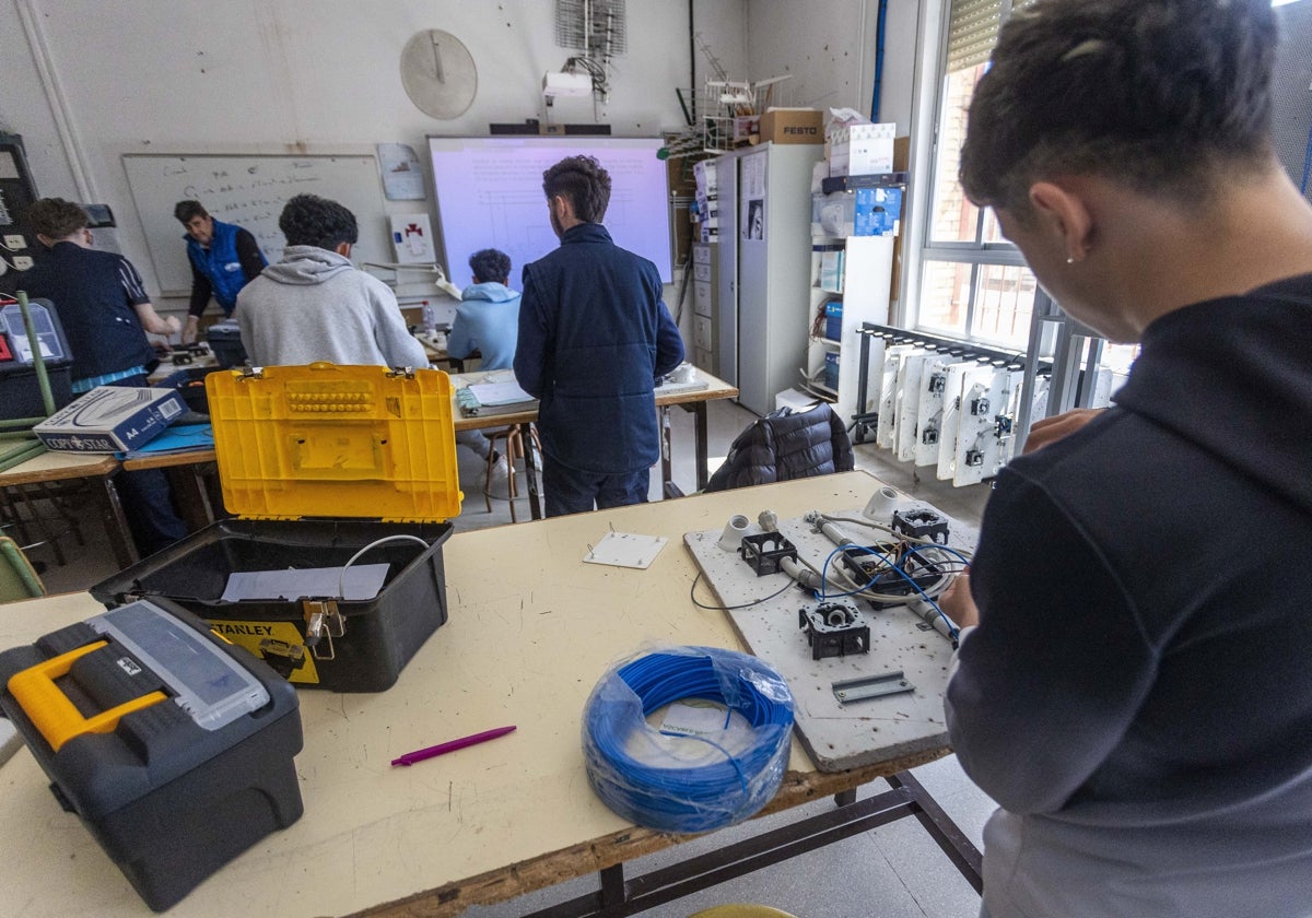 Aula del ciclo básico de Formación Profesional de electrónica en el IES Javier García Téllez de Cáceres.