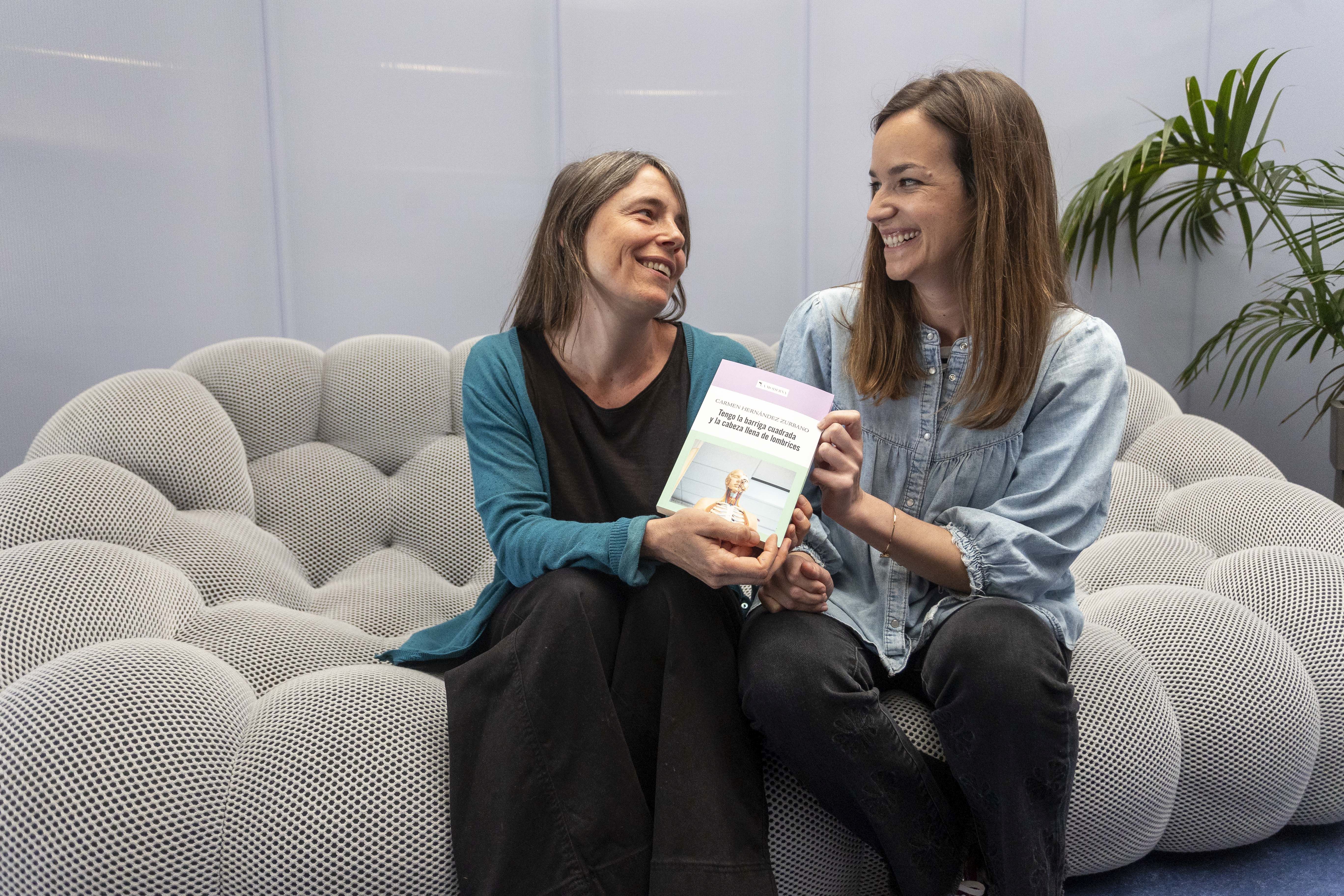 La poeta Carmen Hernández Zurbano presentó su último poemario en el Colegio de Enfermería. 