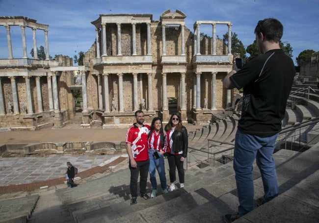 Seguidores bilbaínos se fotografían en el Teatro Romano emeritense.