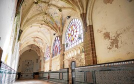 La humedad está dañando las paredes y bóvedas del claustro de la Catedral de Badajoz.