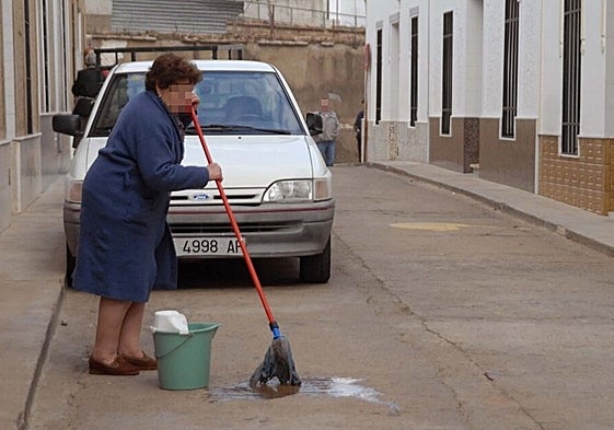 Una vecina limpia restos de sangre en la calle Vasco Núñez.