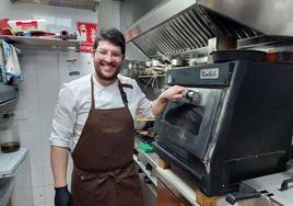 Pedro Collado Cruz es un cocinero de 32 años que retorna a casa para elaborar una cocina 'con-fusión'.