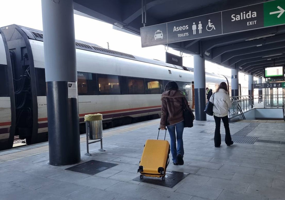 Viajeros en la estación de Mérida, una de las afectadas por el cierre.