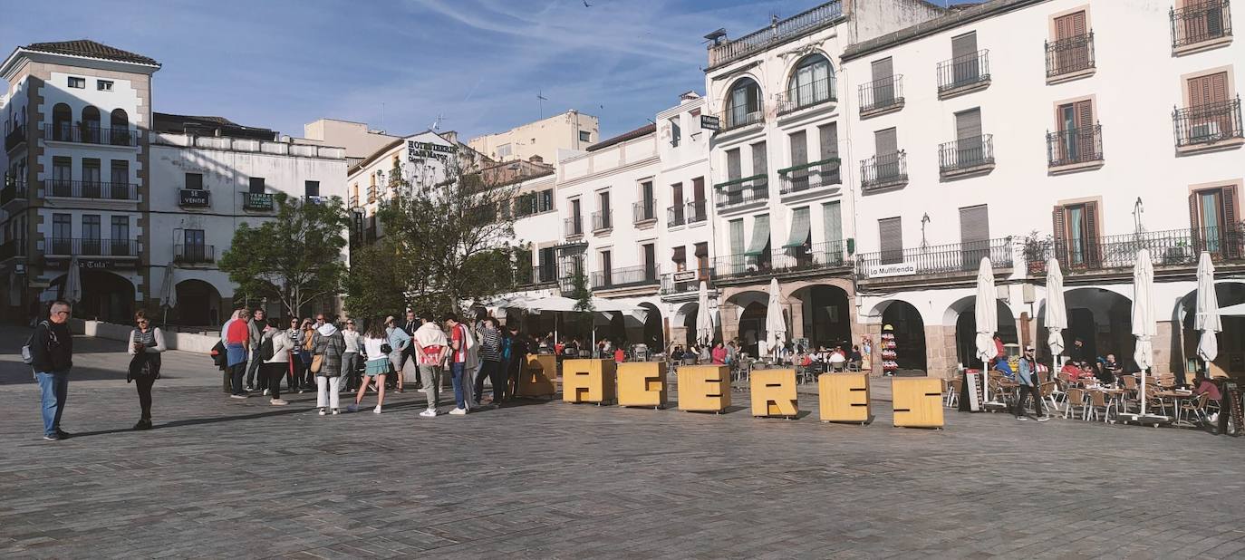 Hinchas del Atleti de Bilbao en el centro de Cáceres. 