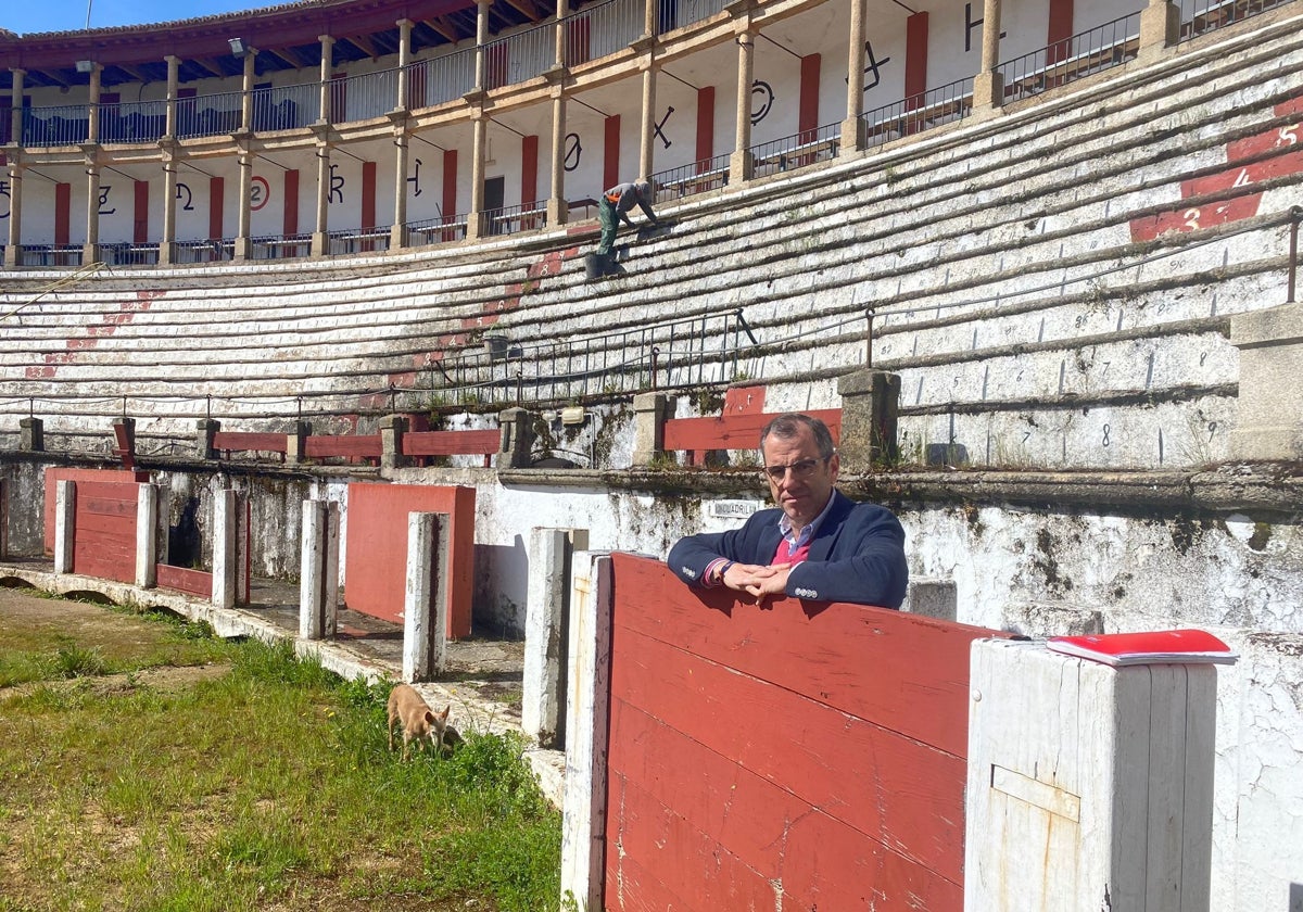 El concejal de Vox Eduardo Gutiérrez este viernes en la plaza de toros de Cáceres.