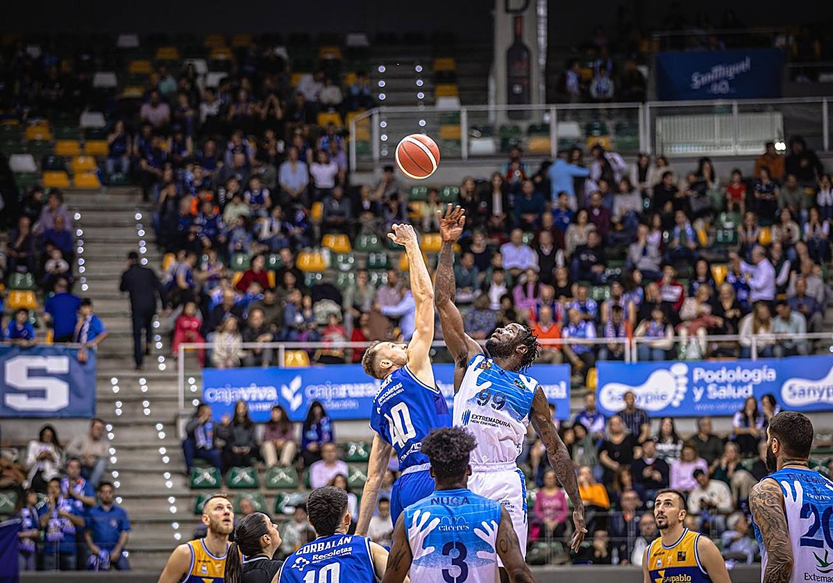 Salto inicial del partido.