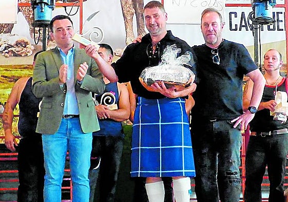 Gavin Mutch recoge ayer su premio.