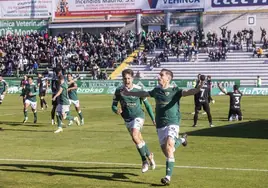 El Cacereño celebra un gol en el choque ante el Illescas en el Príncipe Felipe.