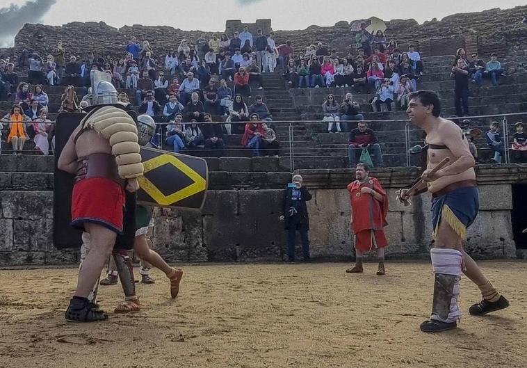 El público que visitó el monumento se sentó en las gradas para ver el entreno.