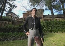Alejandro Talavante, junto al cortijo de la finca Monte San Miguel en Aracena