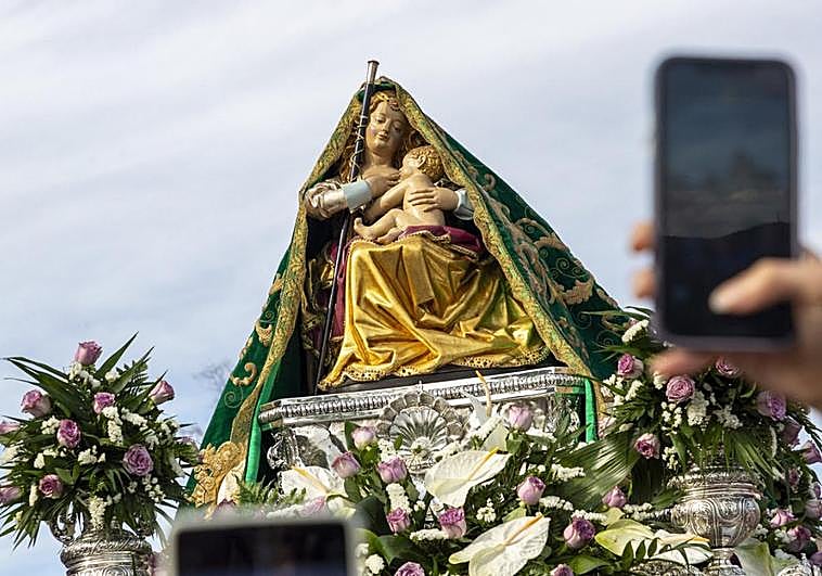 La Virgen solo lució elmanto sobre su cabeza.