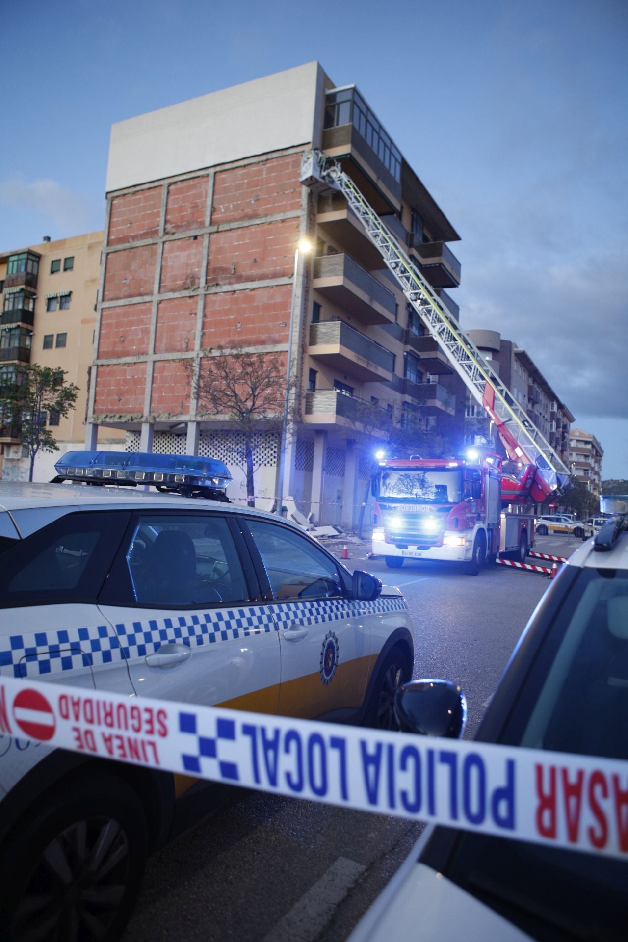 Así ha quedado el edificio de Nuevo Cáceres tras el desprendimiento de la fachada