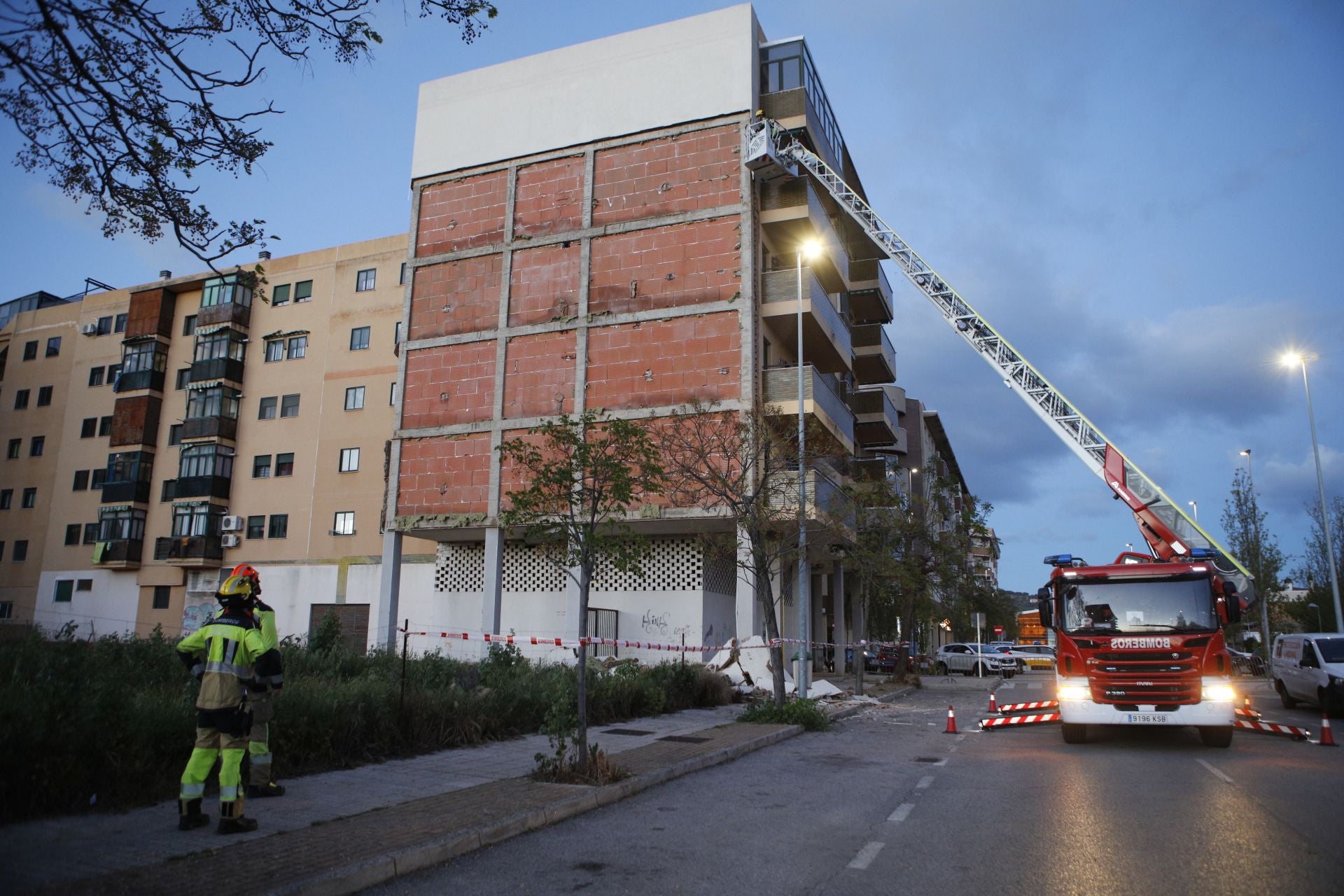 Así ha quedado el edificio de Nuevo Cáceres tras el desprendimiento de la fachada