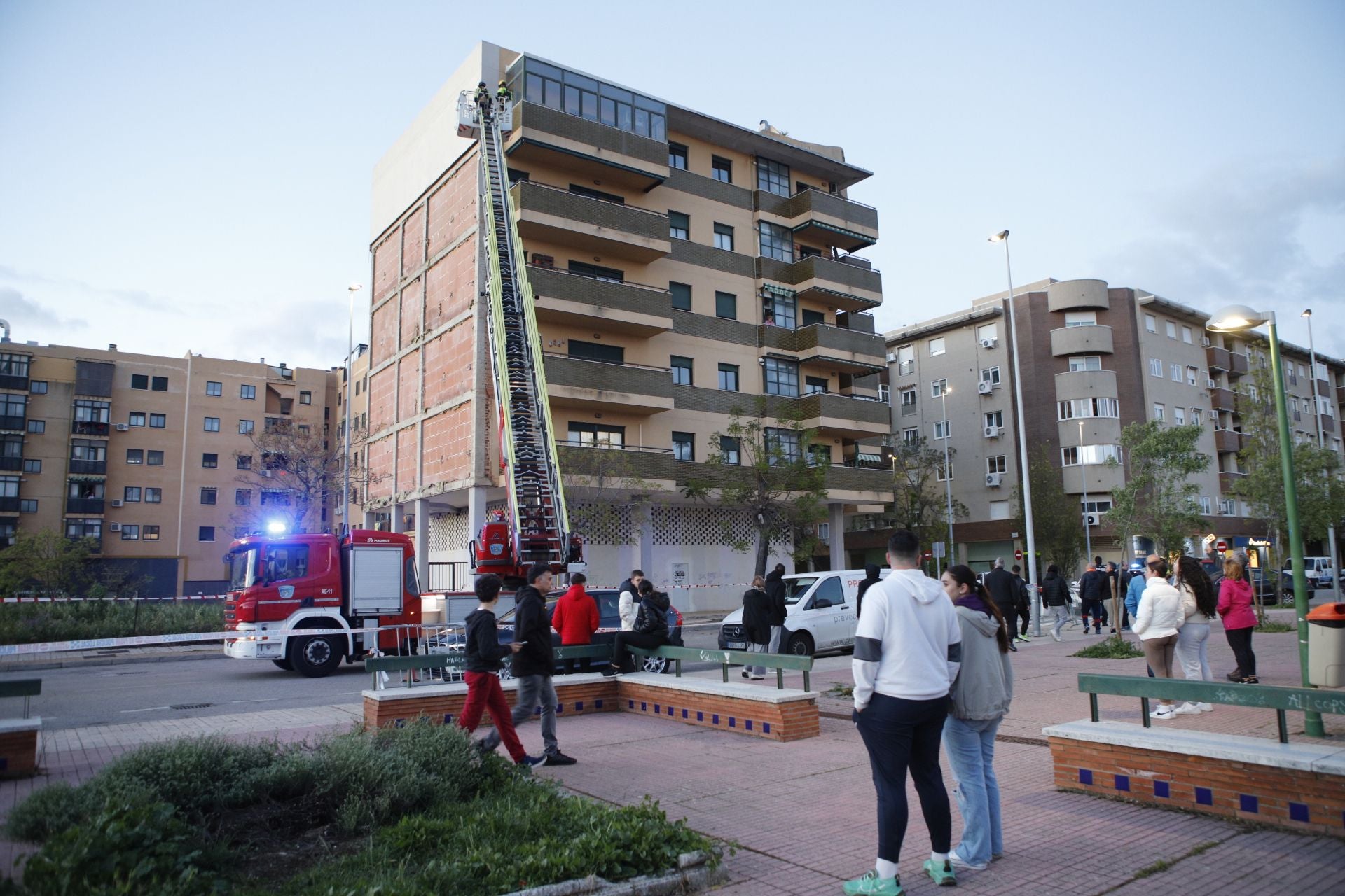 Así ha quedado el edificio de Nuevo Cáceres tras el desprendimiento de la fachada