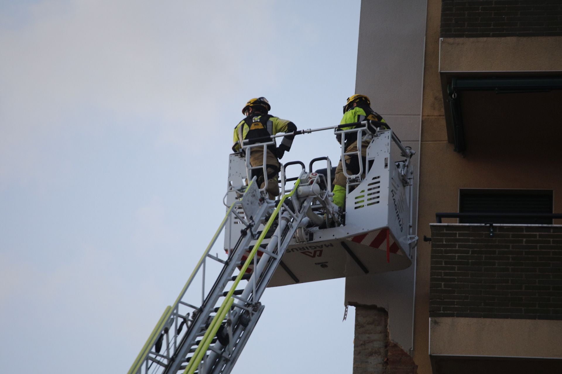 Así ha quedado el edificio de Nuevo Cáceres tras el desprendimiento de la fachada