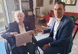 María Antonia Alvarado en su domicilio con el director territorial de Telefónica.