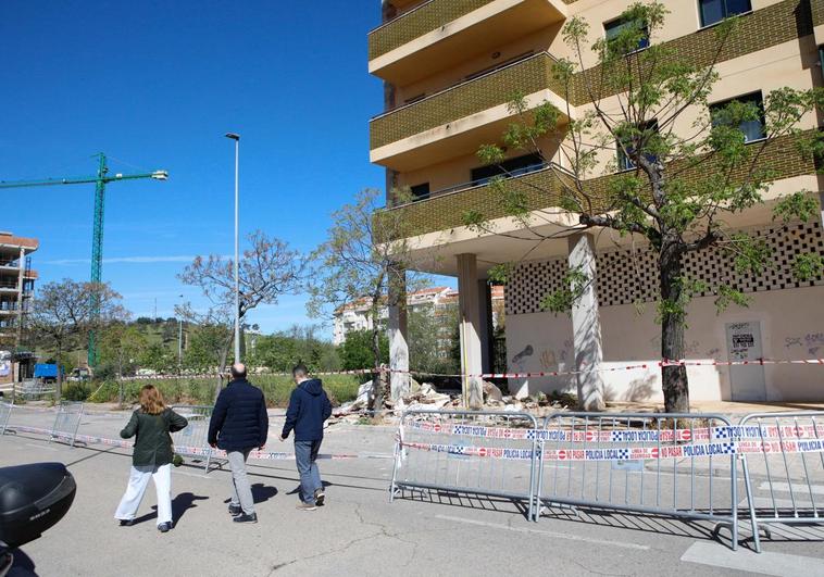 Los técnicos municipales, con el jefe de Urbanismo en el centro, acudieron de nuevo ayer a inspeccionar la zona afectada.