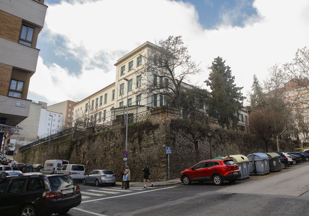 Uno de los edificios protegidos que hay en la avenida es el de la antigua escuela de Magisterio, de 1932.