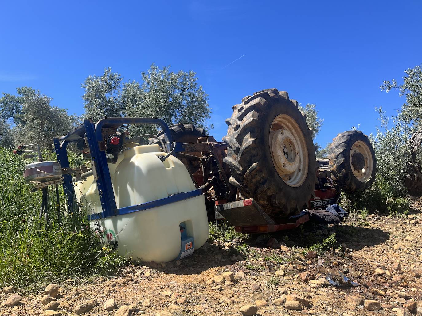 El tractor volcado en la finca en la que estaba realizando labores agrícolas.