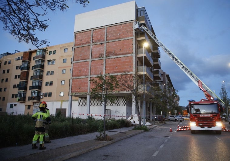 Los bomberos sanean la fachada para evitar nuevos desprendimientos.