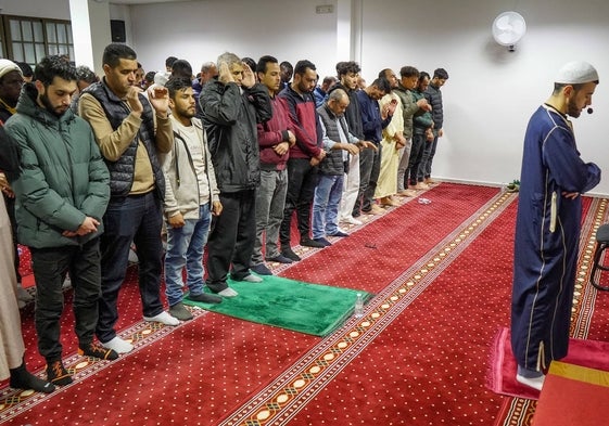 Más de cien hombres, organizados por filas, rezan en la nueva mezquita del Nevero tras su imán.