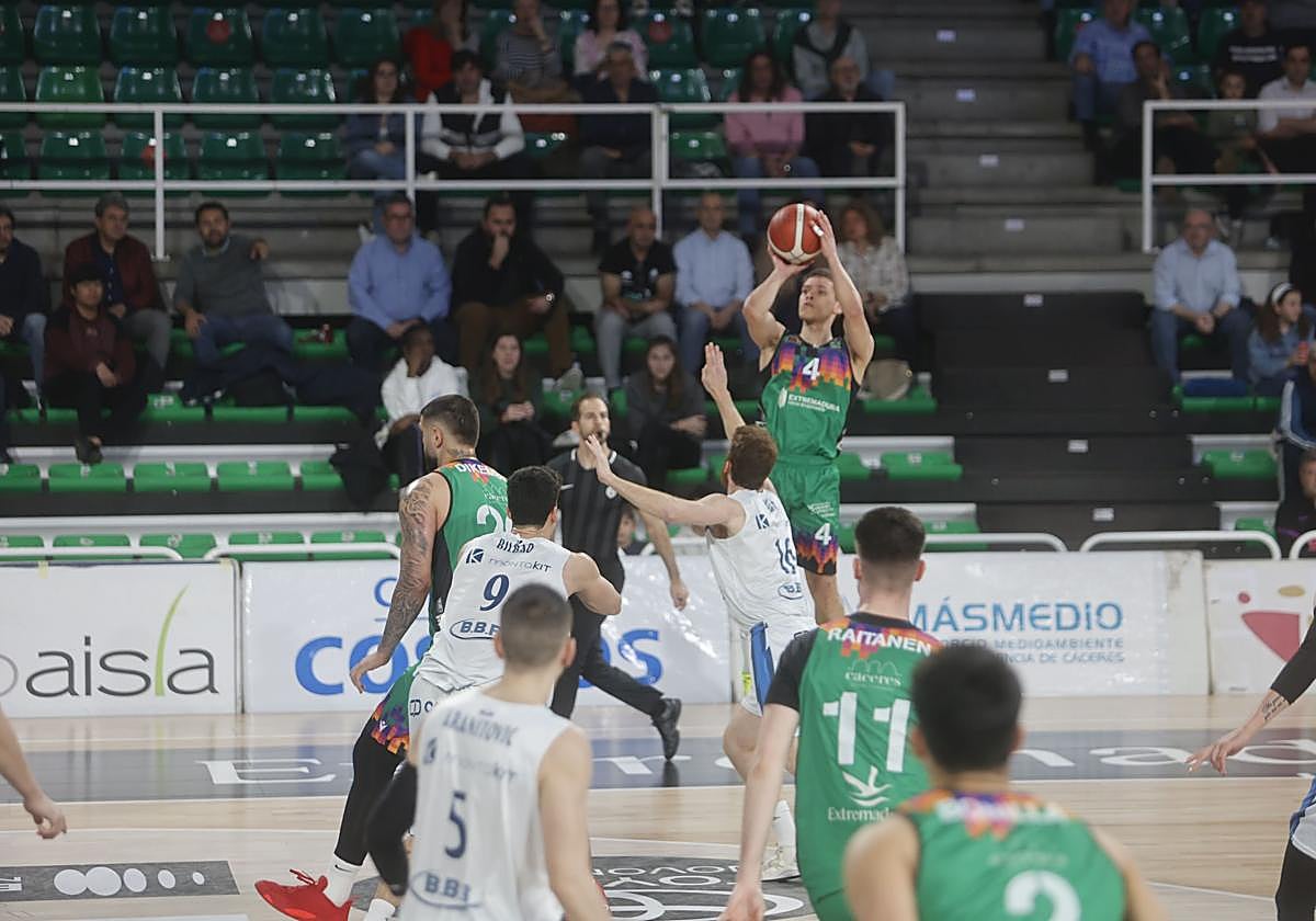 El Cáceres pone un pie en la LEB Plata tras ser arrollado por el Fuenlabrada en la segunda parte