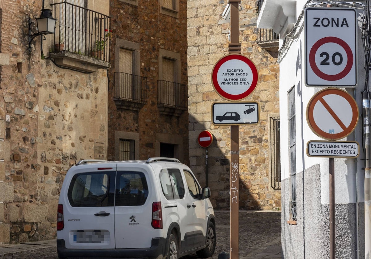 Acceso a la Ciudad Monumental de Cáceres controlado por cámaras situado en la plaza de Santa Clara.