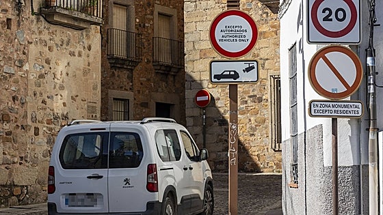 La demora en los permisos de acceso al casco viejo de Cáceres genera una oleada de multas