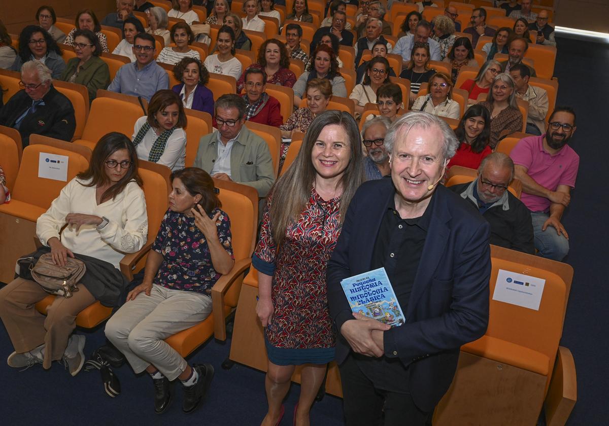 Emilio del Río junto a la periodista de Hoy Marisa García y el público que acudió a la presentación.