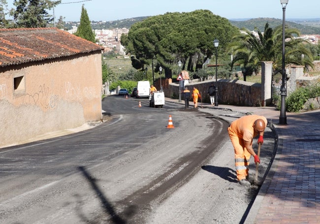 Trabajos de asfaltado en la carretera del Montaña.