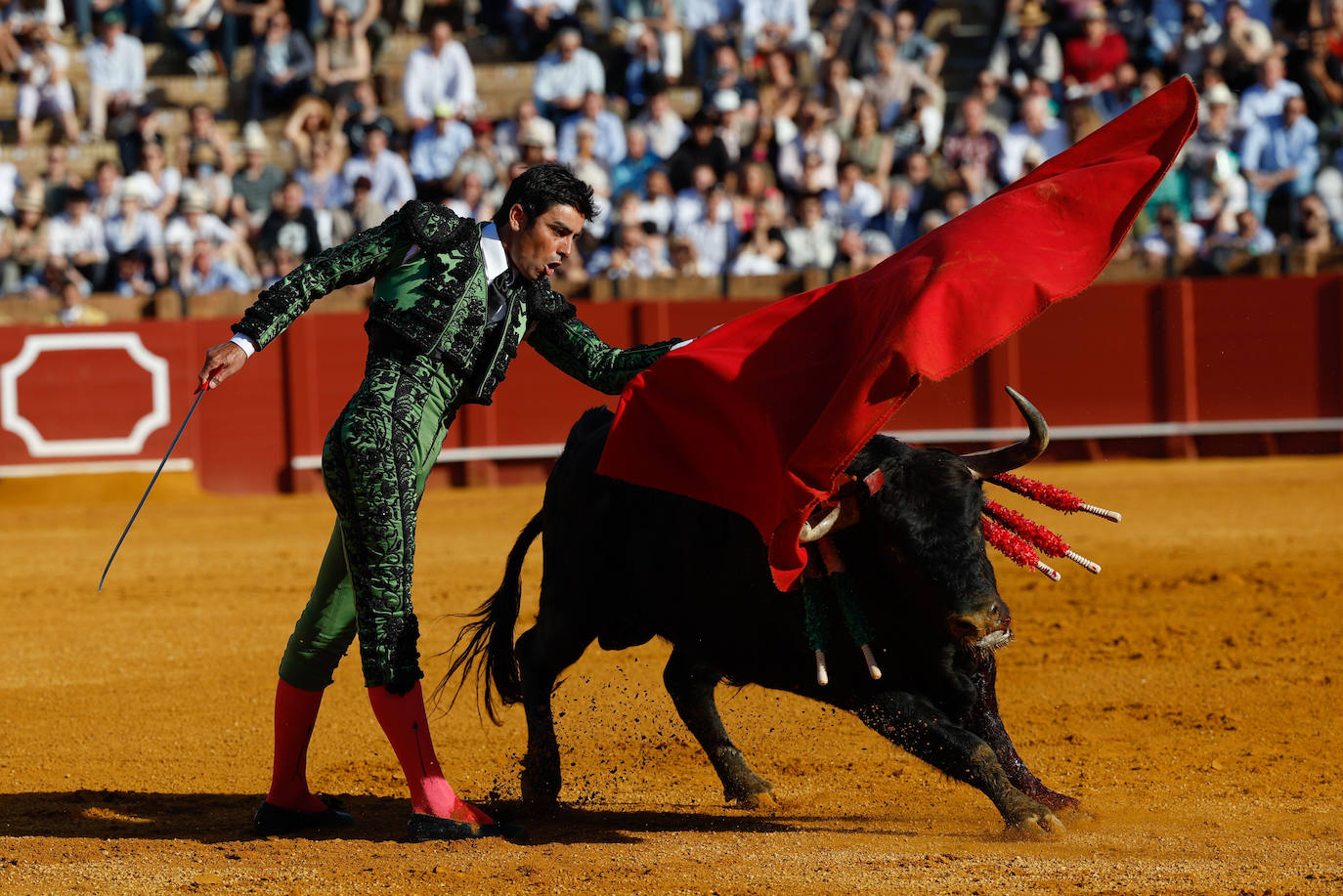 Perera corta tres orejas y abre la puerta del Príncipe de Sevilla