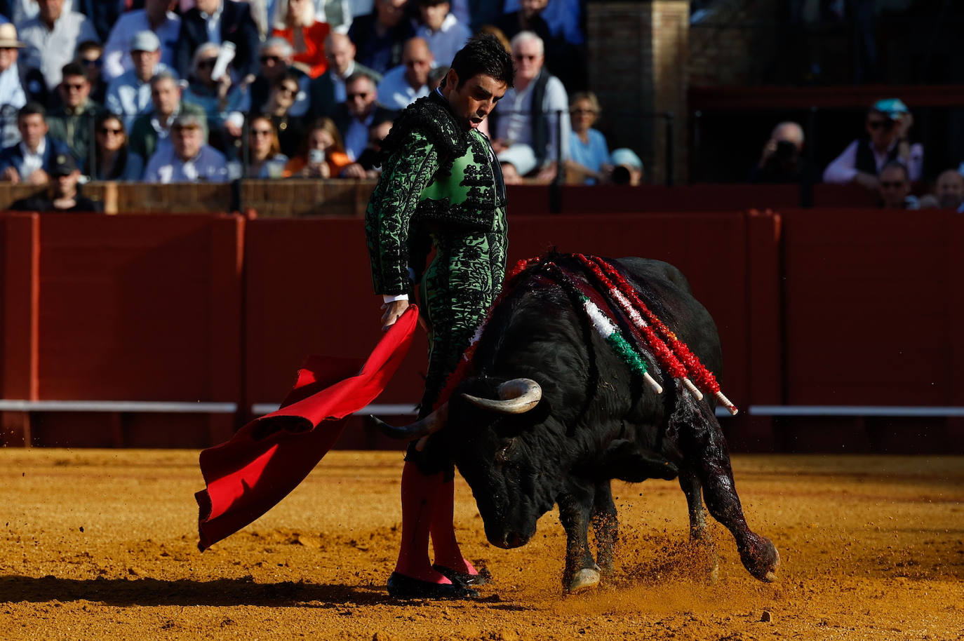 Perera corta tres orejas y abre la puerta del Príncipe de Sevilla