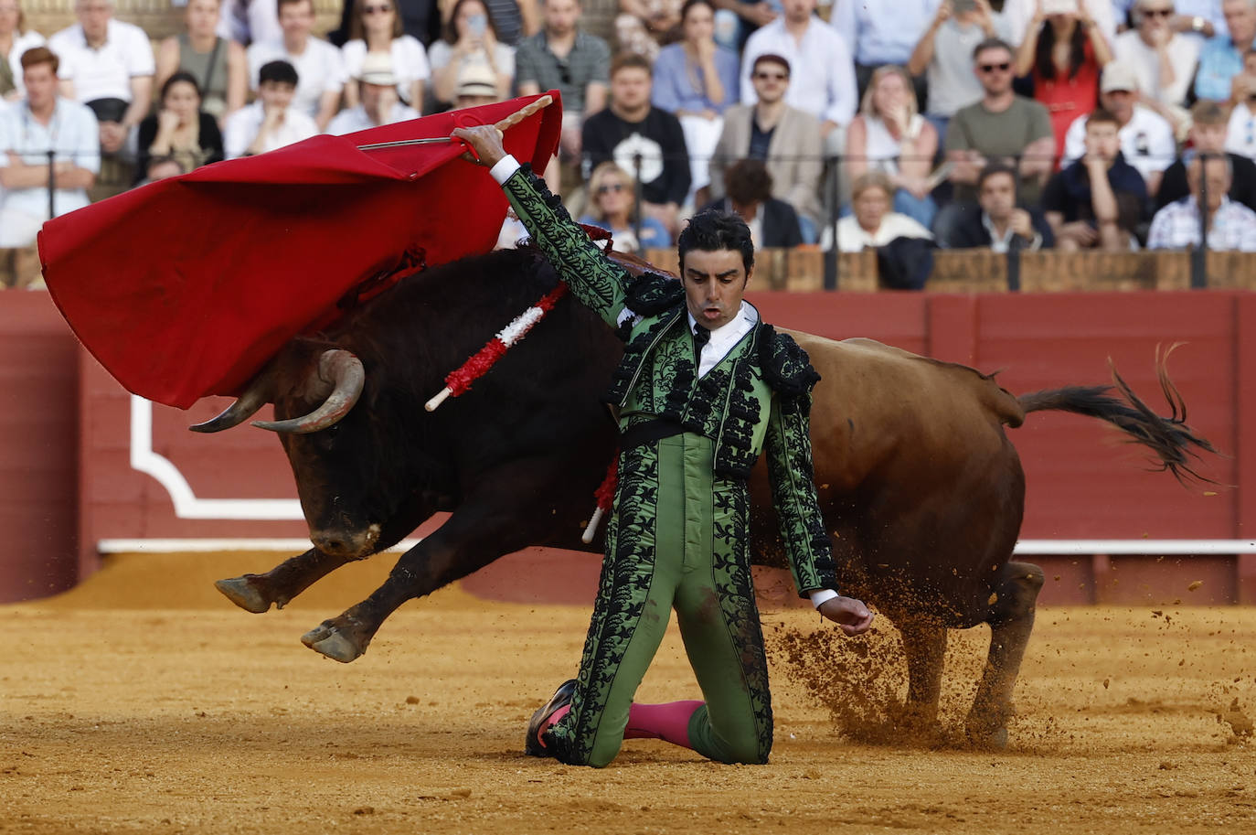 Perera corta tres orejas y abre la puerta del Príncipe de Sevilla