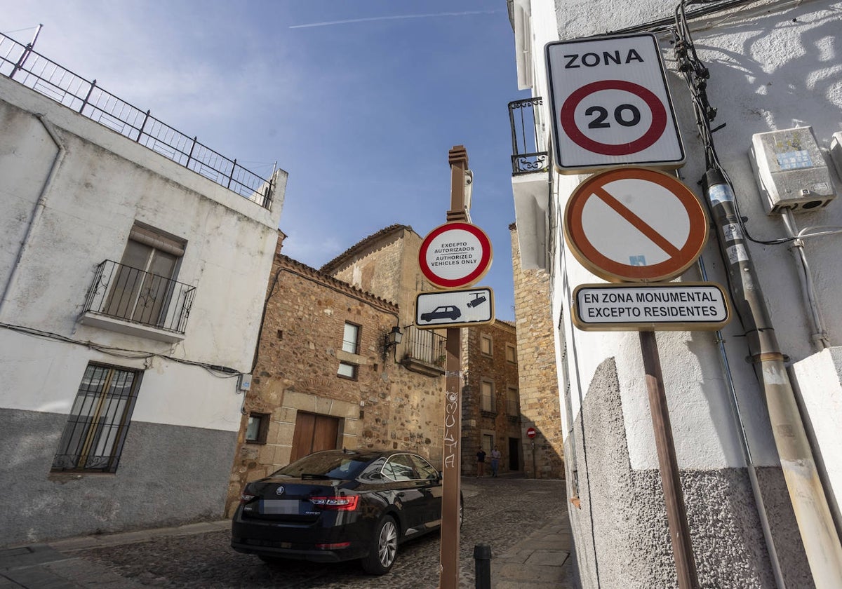 Acceso a la Ciudad Monumental desde la plaza de Santa Clara de Cáceres controlado por cámaras.