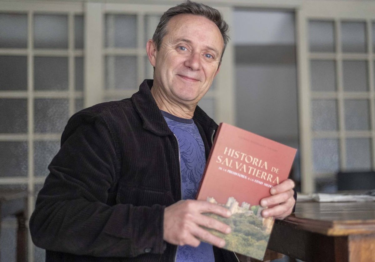 Alfonso Domínguez Vinagre, en Cáceres, donde reside y trabaja, con su libro sobre la historia de Salvatierra.