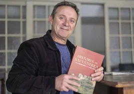 Alfonso Domínguez Vinagre, en Cáceres, donde reside y trabaja, con su libro sobre la historia de Salvatierra.