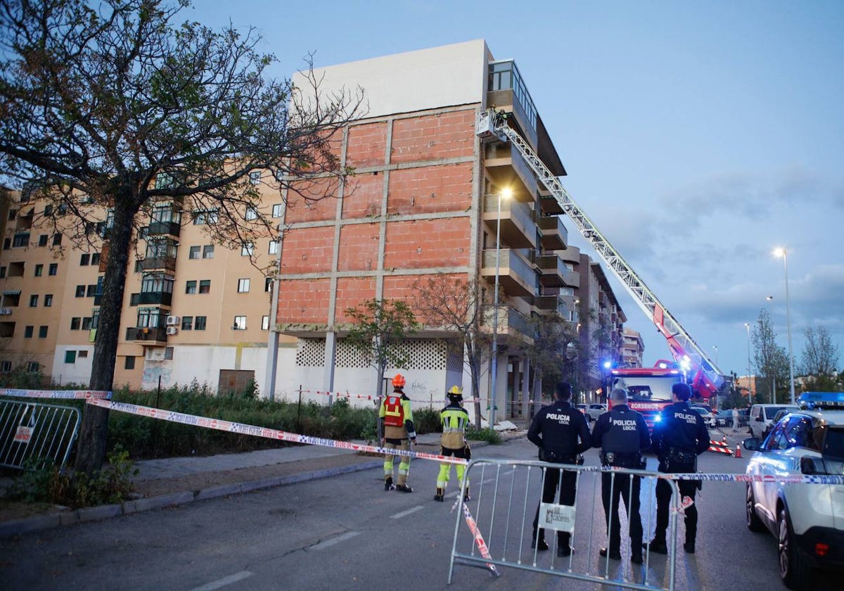 Edificio de Nuevo Cáceres que el lunes sufrió el derrumbe del revestimiento de su fachada lateral.