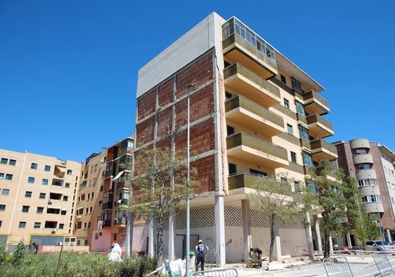 Imagen de este viernes del edificio afectado por el desprendimiento en Nuevo Cáceres.