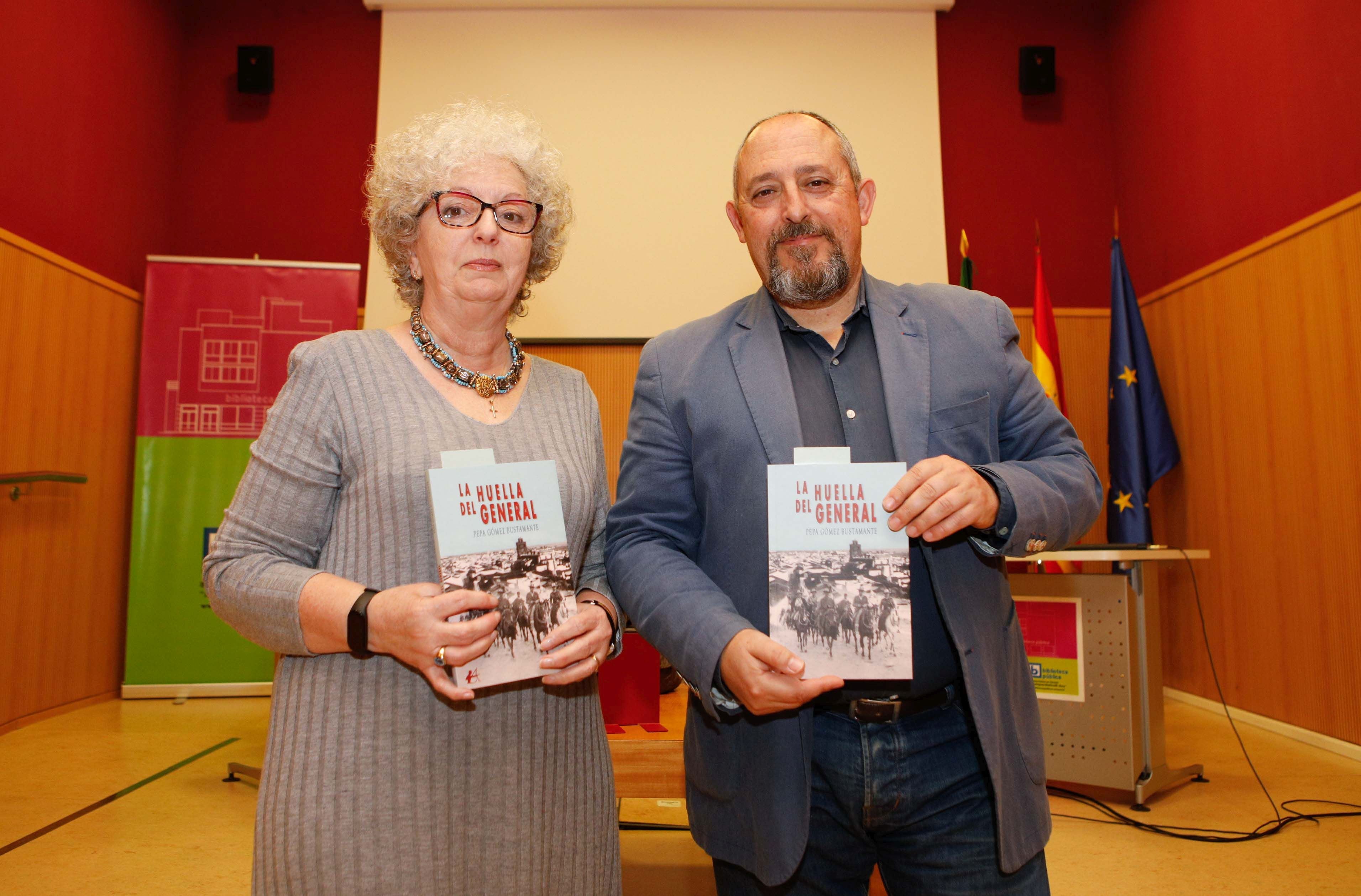 Pepa Gómez Bustamante presentó en la Biblioteca junto a Ángel Luis Fernández su libro 'La huella del general'
