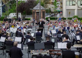 La Banda Municipal de Música de Badajoz en el paseo de San Francisco.