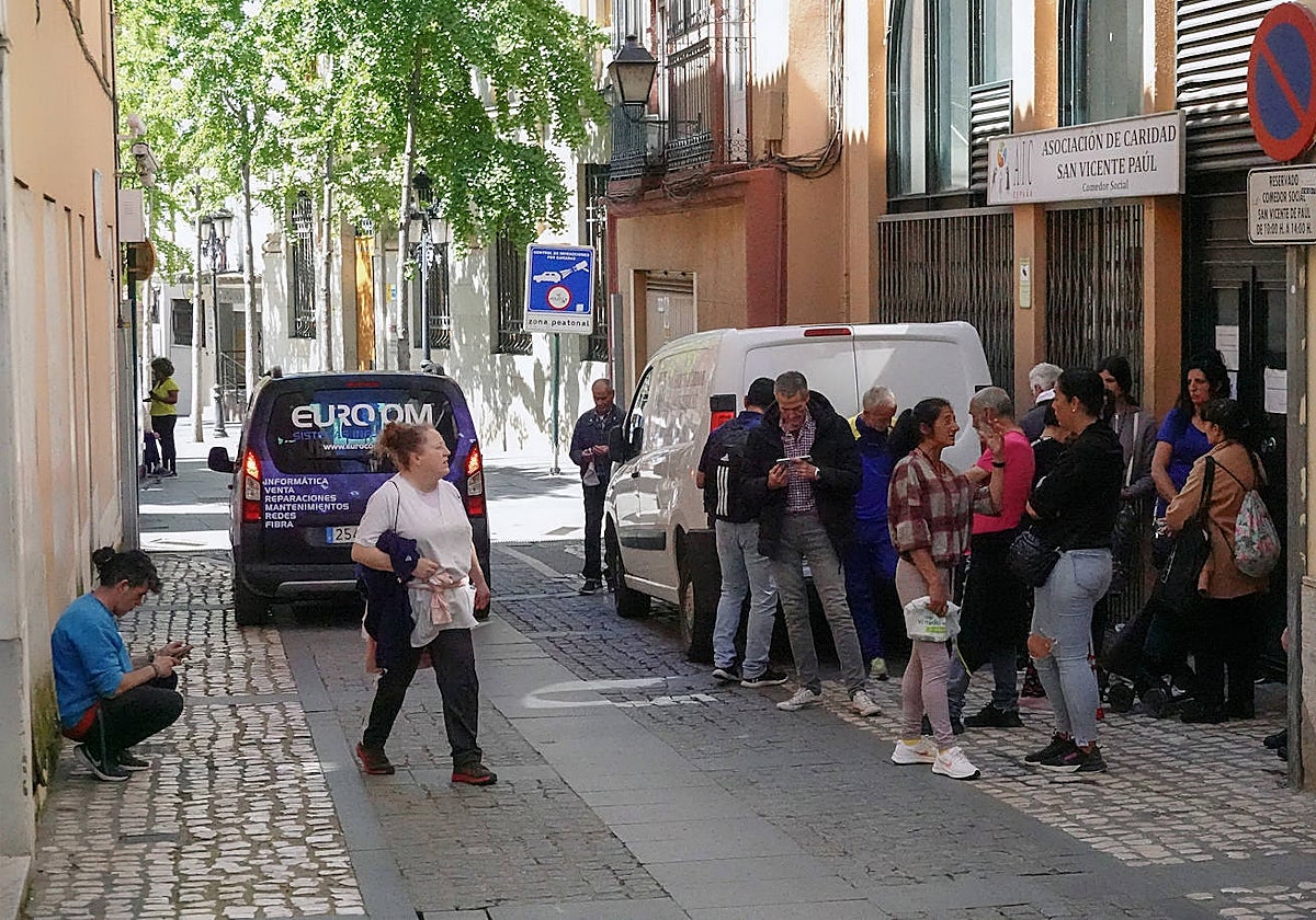 Puerta del comedor San Vicente de Paúl en la calle San Pedro de Alcántara.