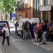 Dos comedores sociales conviven con la hostelería en la Plaza de la Soledad