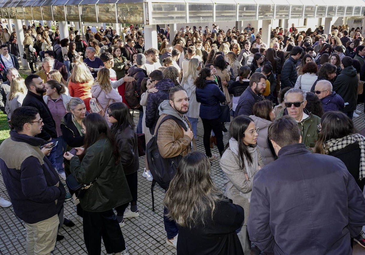 Aspirantes a una plaza de Formación Sanitaria Especializada antes de entrar al examen de este año celebrado en Badajoz.