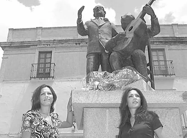 Toñi y Encarna Salazar (Azúcar Moreno), familia de Porrina, junto a su estatua en Badajoz en 1996.