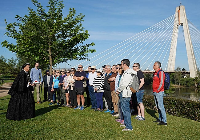 La ruta teatralizada ha comenzado junto al Puente Real.